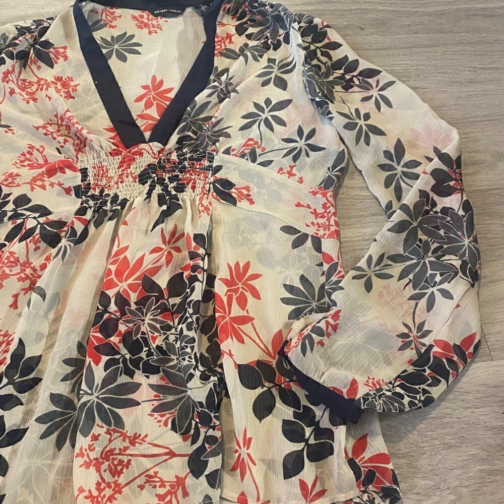 New York & Complany sheer floral v neck women's blouse size medium - Picture 4 of 7